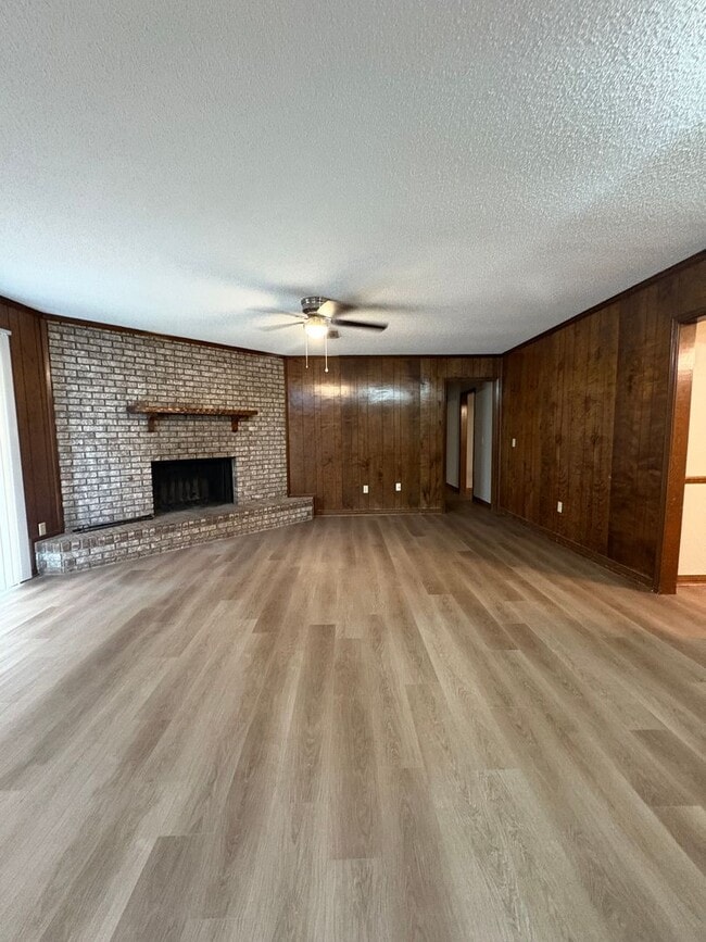 Building Photo - Valley Hills Subdivision - Detached Garage...