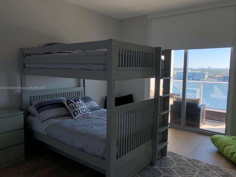 Building Photo - 17111 Biscayne Blvd