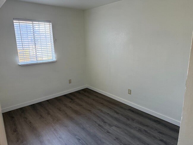 Building Photo - 3 Bedroom 1.5 Bathroom Townhouse