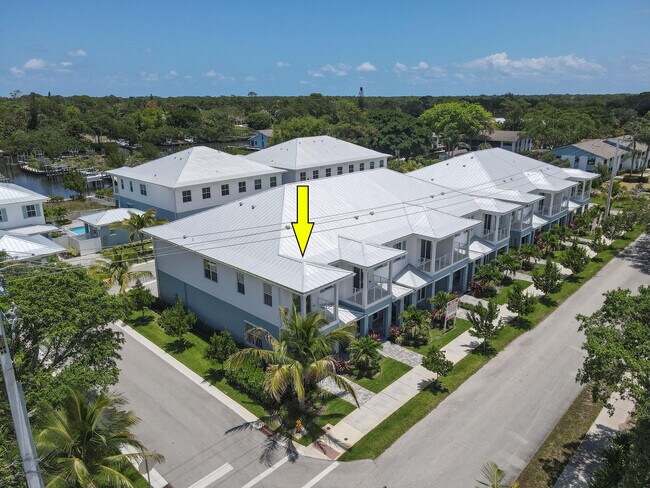 Building Photo - 4650 SE Manatee Way