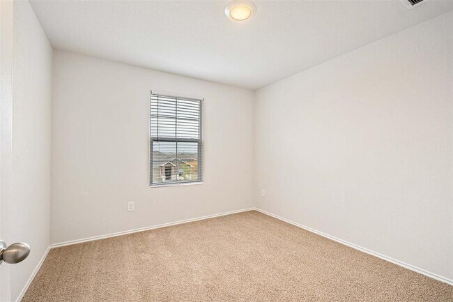 Building Photo - 204 Lily Pond Trl