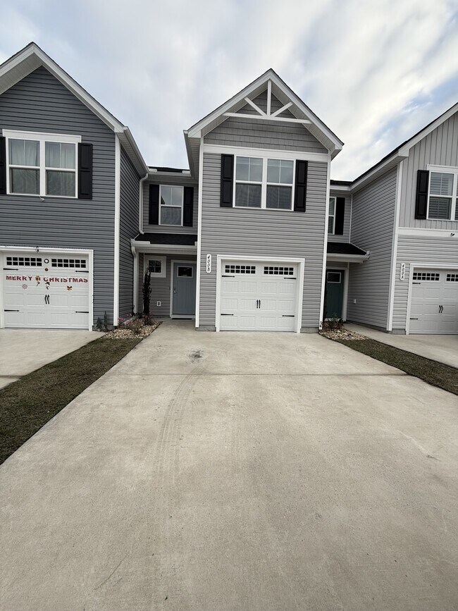 Primary Photo - 400 el Camino Dr