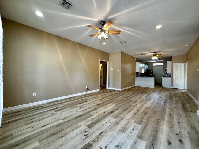 Building Photo - 4/4 Duplex in the Baylor Bubble!