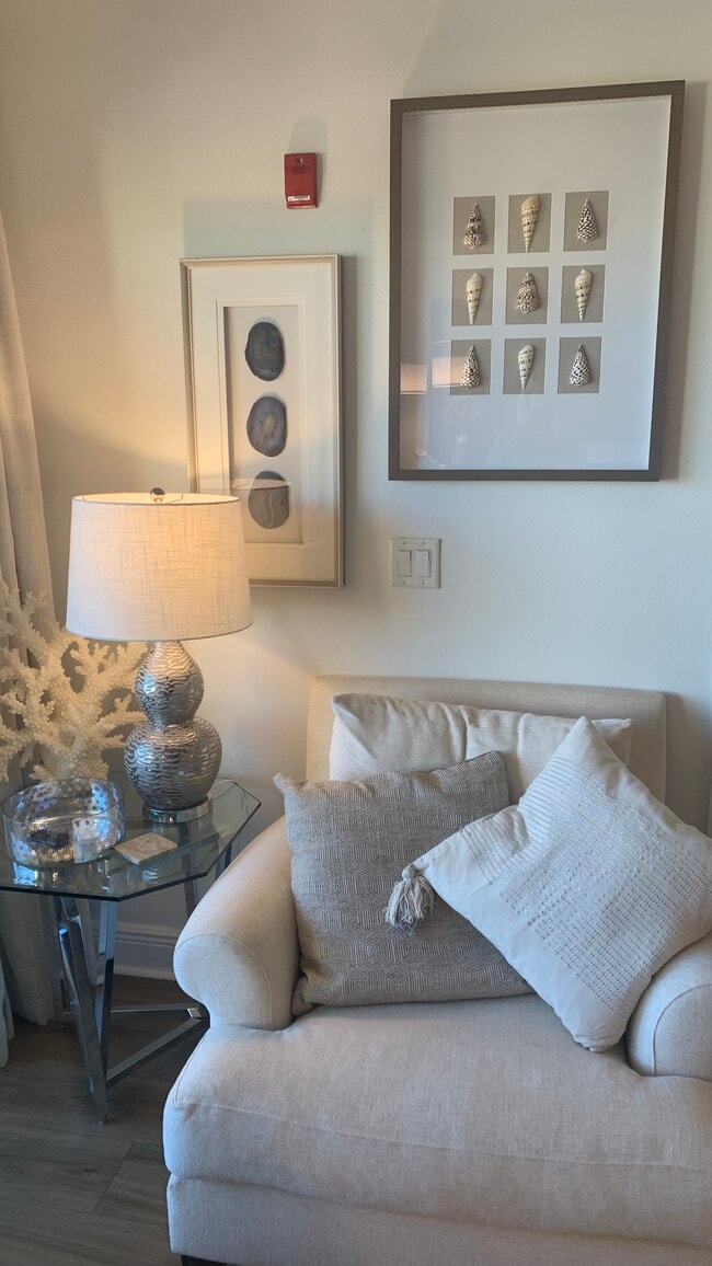 Building Photo - 561 Casa Bella Dr