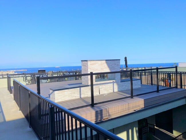 Building Photo - Spacious 2 Bedroom 1 Bathroom Upstairs Condo