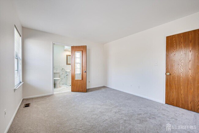 Building Photo - 404 Maplecrest Rd