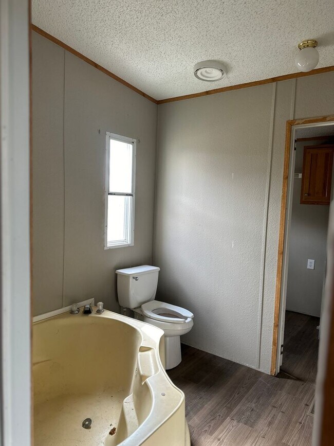 Building Photo - 3/2 double wide in Tye!