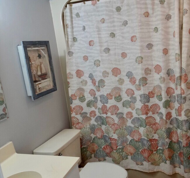 Building Photo - Rent Special- 1 month free with 12 month L...