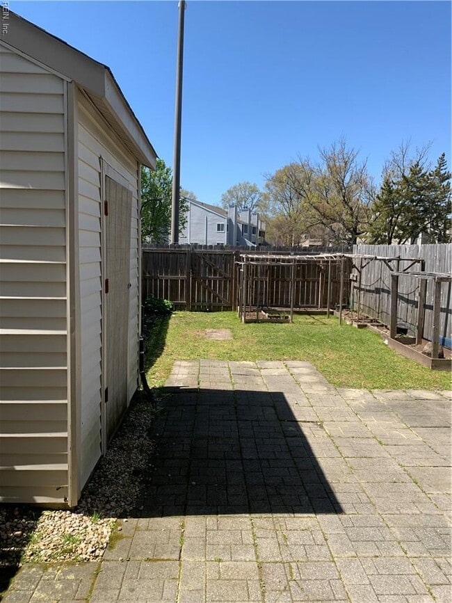 Building Photo - 1654 Jameson Dr