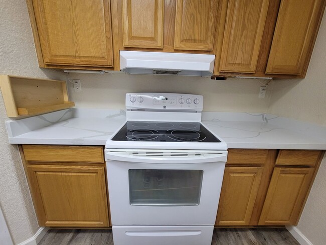 Building Photo - Updated Spacious Home in the Foothills!