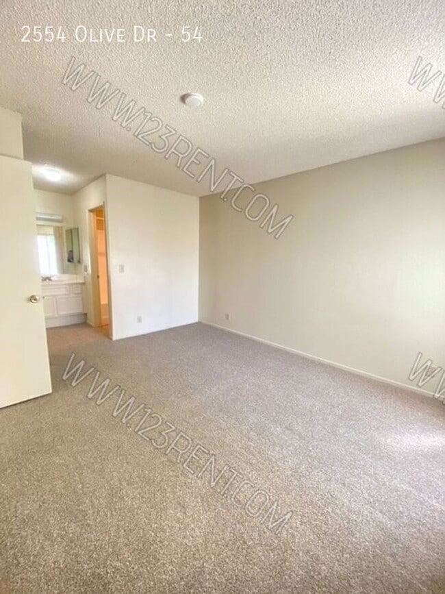 Building Photo - 2554 Olive Dr