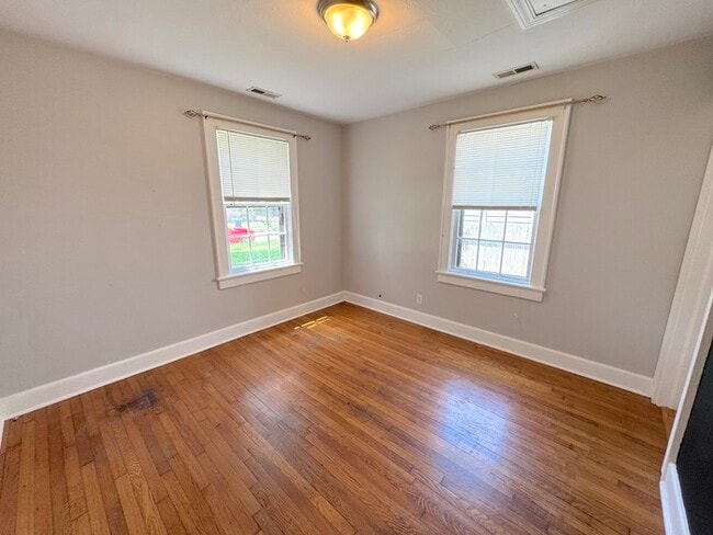 Building Photo - Charming Two-Bedroom Single Family Home with Detached Garage