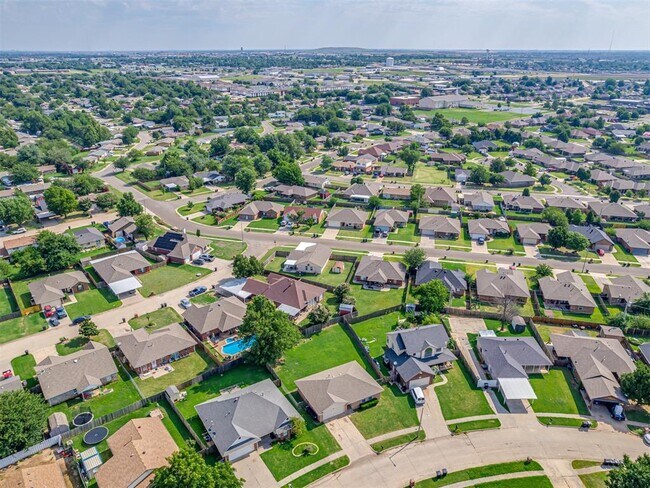 Building Photo - 949 N Windermere Dr