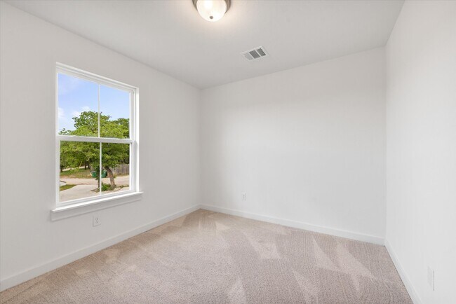 Building Photo - 1215 Chestnut Ct