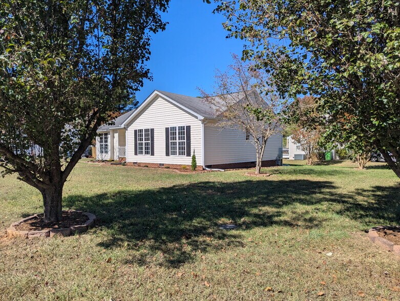 Large yard provides endless possibilities for outdoor activities - 417 Flagg Rd