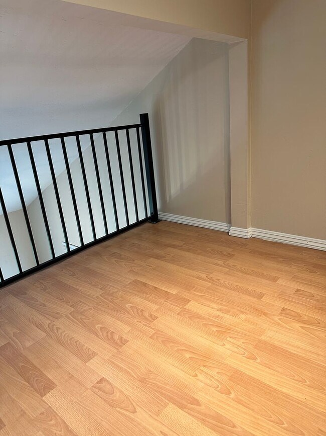 Building Photo - Renovated 2 Bed, 2 Bath Condominium in Gated Community