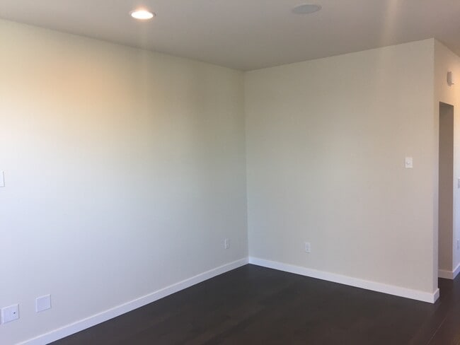 Building Photo - Newer Townhouse in Lake Forest Park!