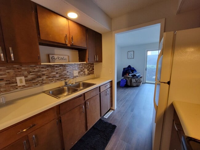 Building Photo - Renovated 2 Bedroom Apartment Conveniently...
