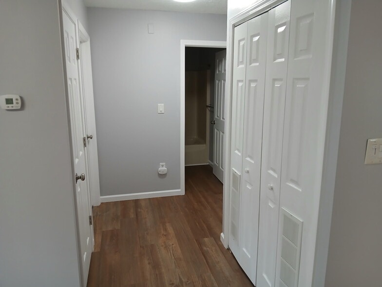 Building Photo - 916 Millis Ave