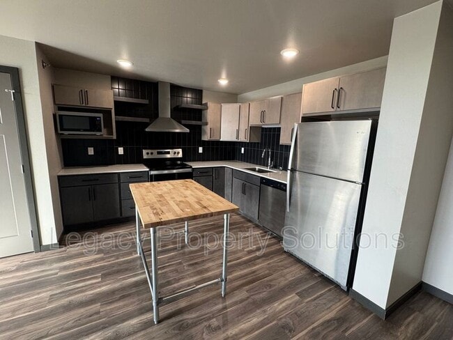 Building Photo - 226 E Greenfield Ln