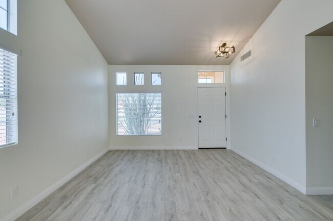 Building Photo - Fully upgraded 3 bedroom house on large lo...