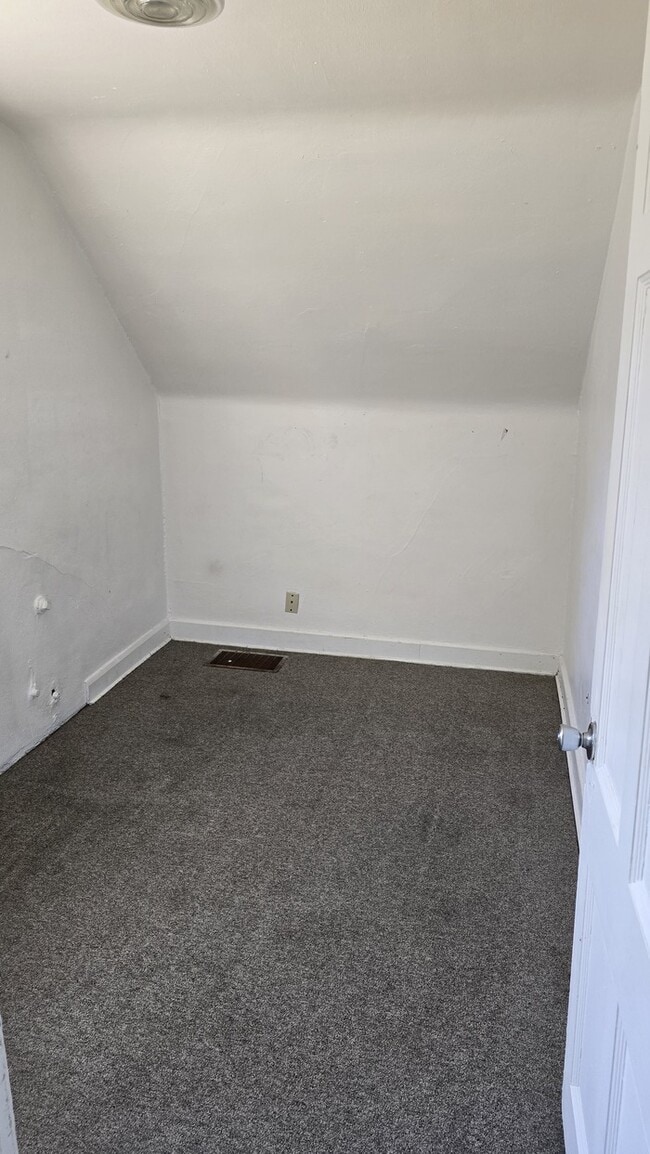 Building Photo - Charming 2-Bedroom Home in Rockford – Upda...
