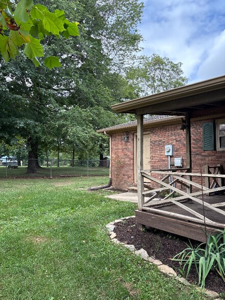 Building Photo - 165 Oak Rd