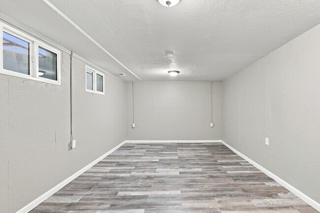 Building Photo - $2,240.95 with $300 Off the first month's rent, 4 Beds, 2 Baths, Triplex Unit in Littleton with W...