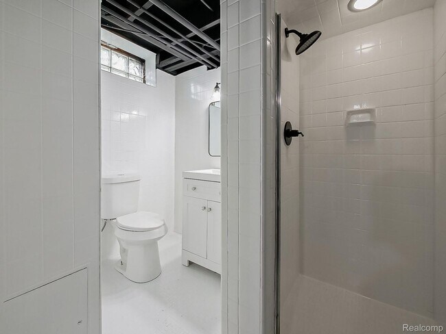 Building Photo - $2300 3 bed 2 bath bungalow