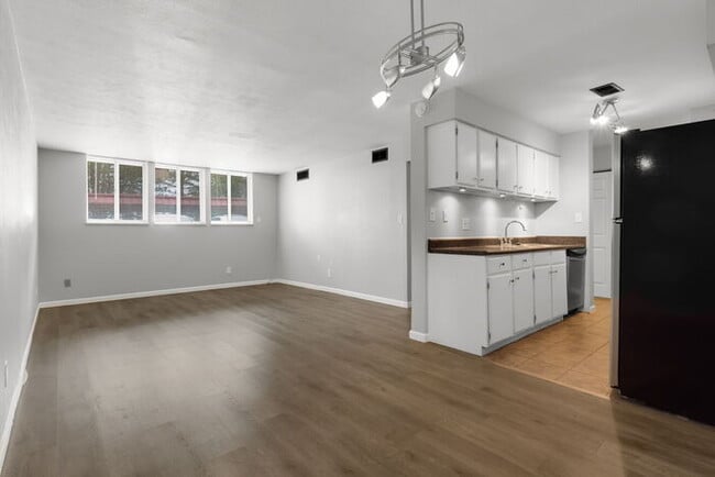 Building Photo - Recently updated 2 bedroom condo with upgr...