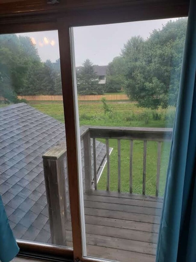 Building Photo - Spacious 3 bedroom, 2 1/2 bath Duplex