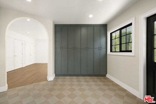 Building Photo - 211 S Formosa Ave