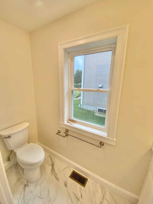 Building Photo - 3 Bedroom Townhouse Essex Junction VT Avai...