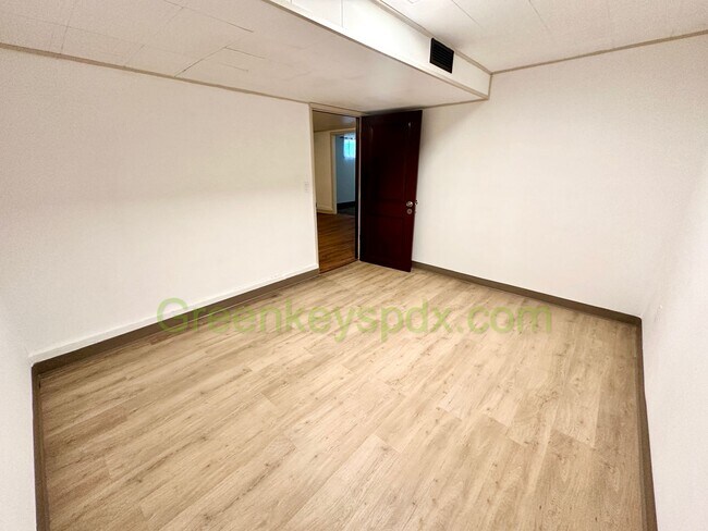 Building Photo - 3-Bedroom, 1.5-Bathroom House in Concordia...