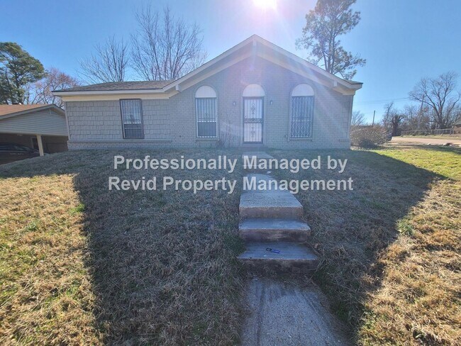 Building Photo - Spacious Northaven Home