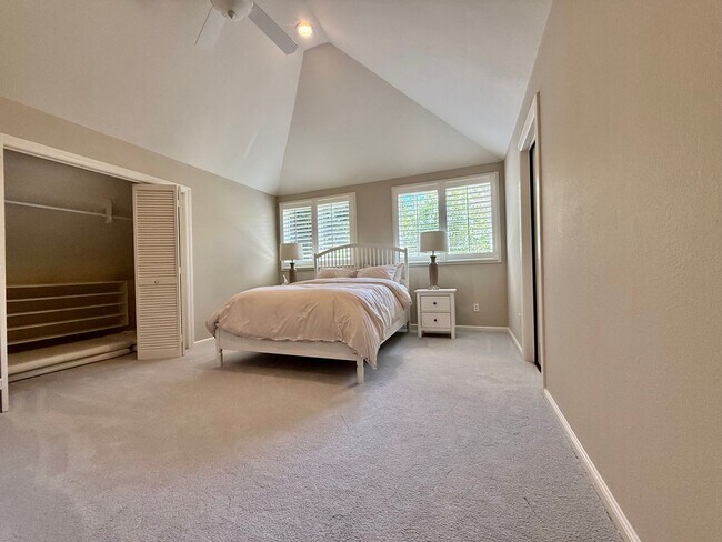 Building Photo - Stunning, Furnished 4 Bed 3.5 Bath + Offic...