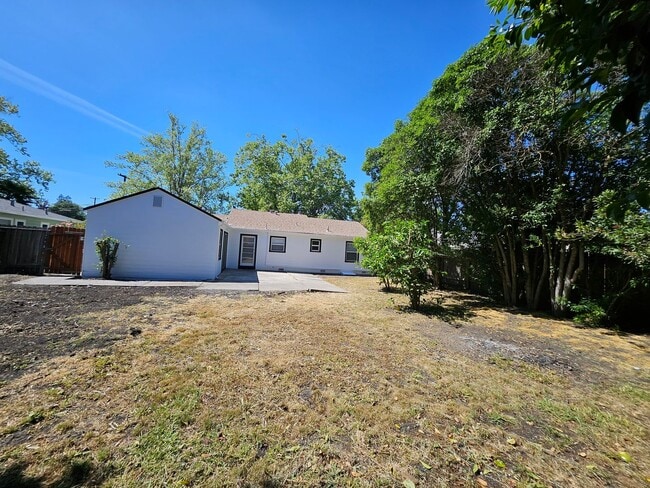 Building Photo - 3 bedroom, 2 bath Concord Home