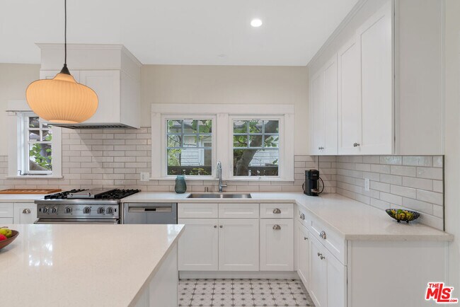 Building Photo - 655 S Hudson Ave