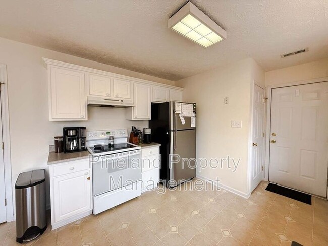 Building Photo - 7704 Redwood Ave