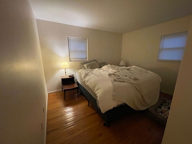 Building Photo - 3 bed, 1 1/2 Bath House