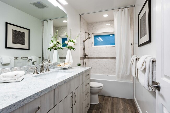 Building Photo - Luxurious Home in Atherton: Over an Acre o...