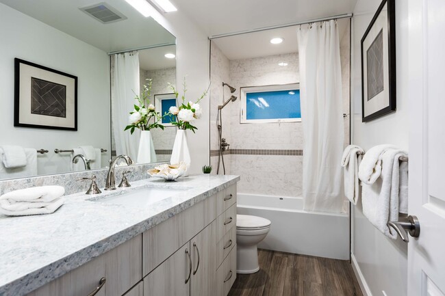 Building Photo - Luxurious Short Term Lease in Atherton: Ov...