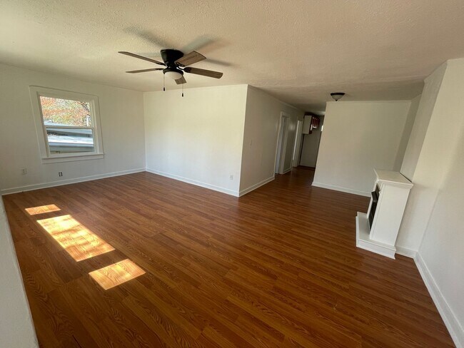 Building Photo - 2/1 Duplex in Benton