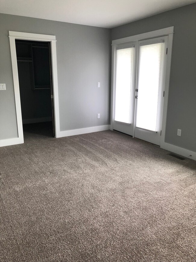 Building Photo - 3 Bedroom, 2 1/2 Bathroom Townhouse -2 weeks free rent with 1-year lease-