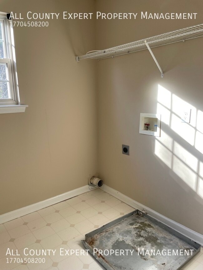 Building Photo - 520 Lazy River Ln