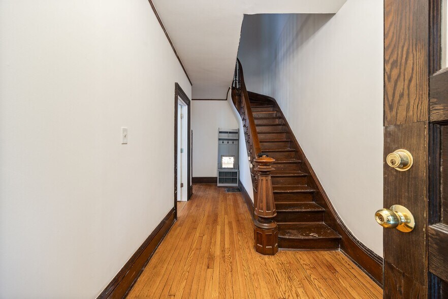 Building Photo - 1906 Orrington Ave
