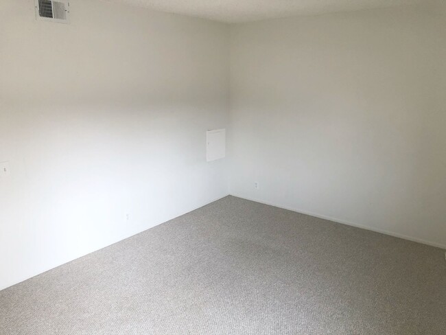 Building Photo - Amazing 2 bedroom townhome in the Woodbridge Community!