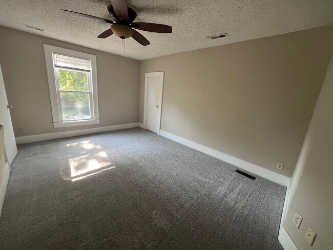 Building Photo - 4 Bedroom / 2 Bath House