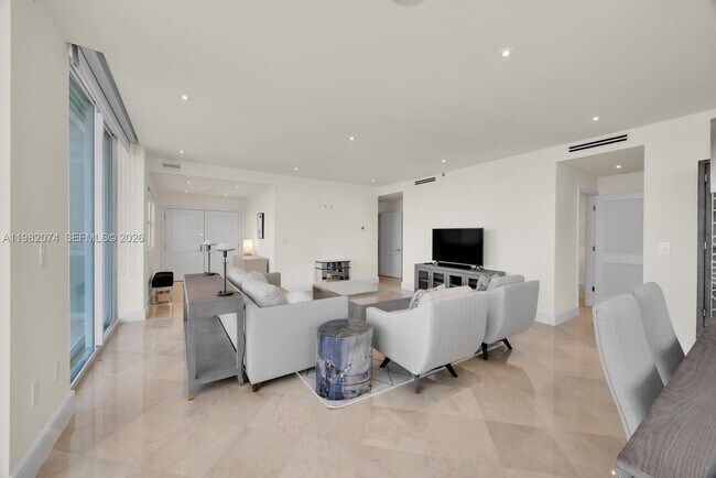 Building Photo - 2645 S Bayshore Dr