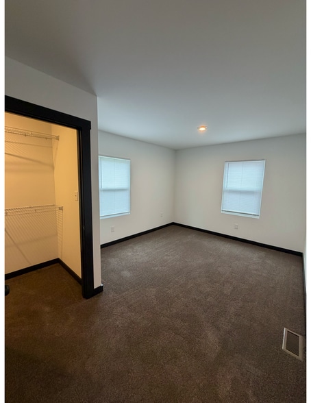 Building Photo - 2819 White Oak Dr